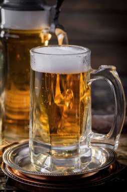 Eski bir arka planda, bardakta hafif bira..