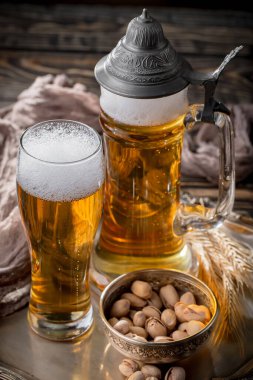 Eski bir arka planda, bardakta hafif bira..