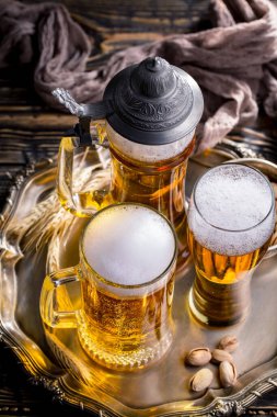 Eski bir arka planda, bardakta hafif bira..