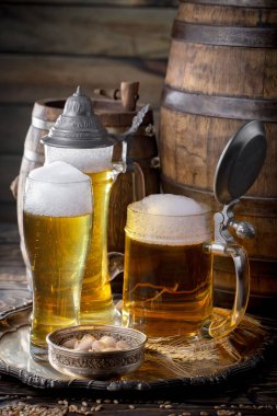 Masadaki bardakta hafif bira.