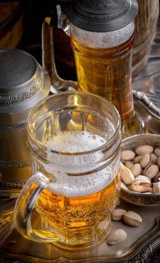 Masadaki bardakta hafif bira.