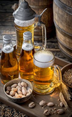 Masadaki bardakta hafif bira.