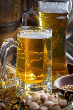 Masadaki bardakta hafif bira.