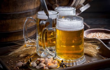 Masadaki bardakta hafif bira.