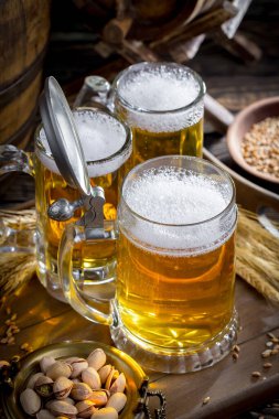 Masadaki bardakta hafif bira.