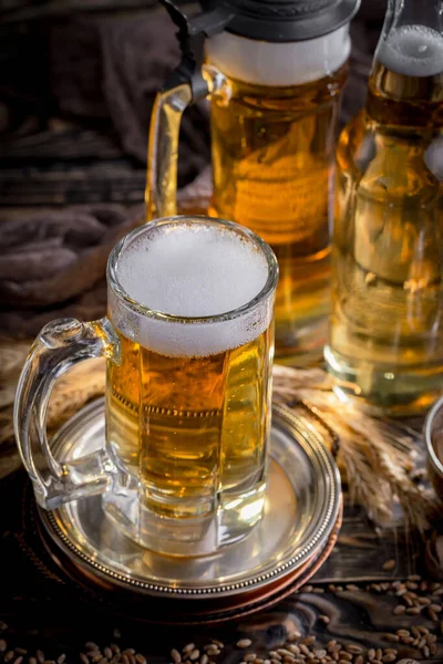 Licht Bier Een Glas Een Oude Achtergrond — Stockfoto