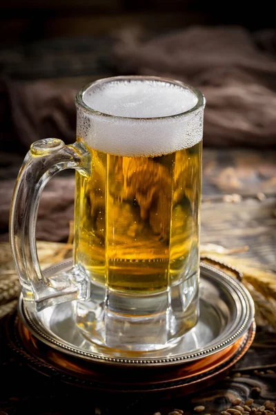 杯子里的淡啤酒 旧的背景 — 图库照片