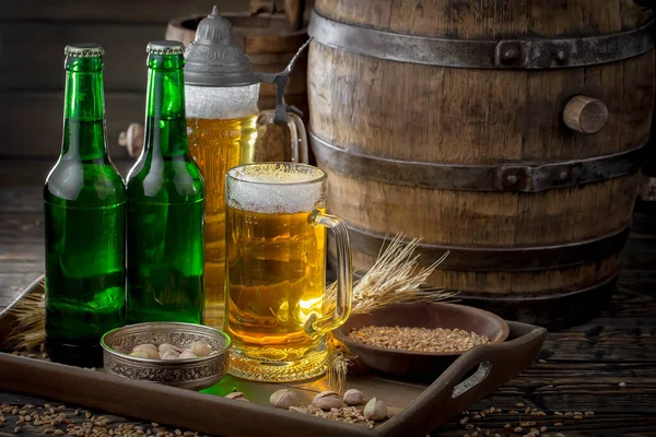 Birra Leggera Bicchiere Sul Tavolo — Foto Stock