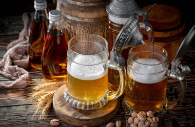 Masadaki bardakta hafif bira kompozisyonu ve eski bir arka planda aksesuar.