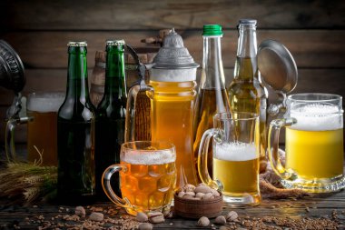 Masadaki bardakta hafif bira kompozisyonu ve eski bir arka planda aksesuar.