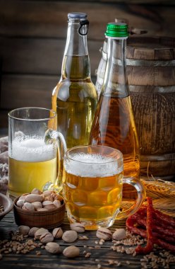 Masadaki bardakta hafif bira kompozisyonu ve eski bir arka planda aksesuar.