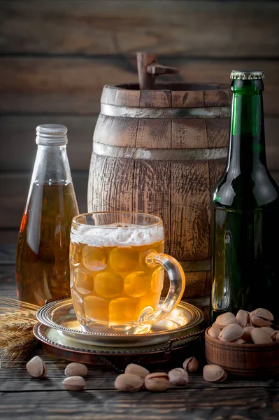 Bière Légère Dans Verre Sur Une Table Composition Avec Accessoires — Photo