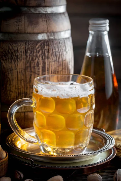 Cerveza Ligera Vaso Sobre Una Mesa Composición Con Accesorios Sobre — Foto de Stock