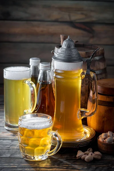 Cerveza Ligera Vaso Sobre Una Mesa Composición Con Accesorios Sobre — Foto de Stock