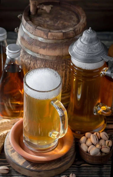 Cerveza Ligera Vaso Sobre Una Mesa Composición Con Accesorios Sobre — Foto de Stock