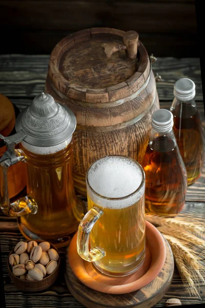 Cerveza Ligera Vaso Sobre Una Mesa Composición Con Accesorios Sobre — Foto de Stock