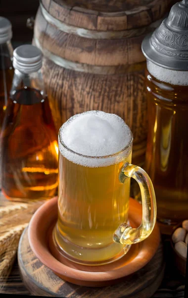 Bière Légère Dans Verre Sur Une Table Composition Avec Accessoires — Photo