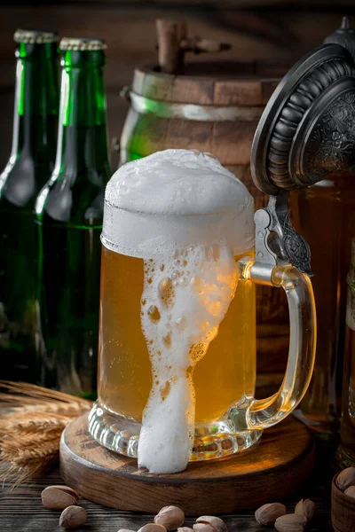 Bière Légère Dans Verre Sur Une Table Composition Avec Accessoires — Photo