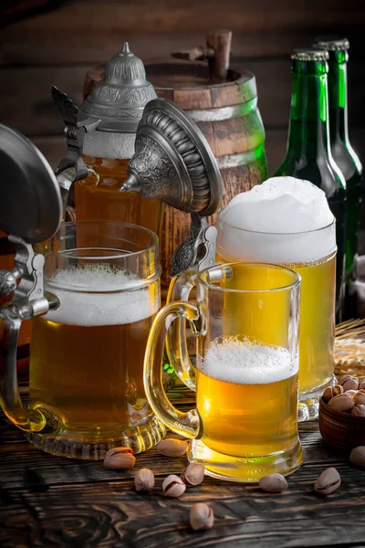 Cerveja Leve Copo Uma Mesa Composição Com Acessórios Velho Contexto — Fotografia de Stock