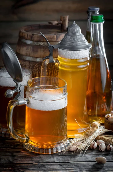 Bière Légère Dans Verre Sur Une Table Composition Avec Accessoires — Photo