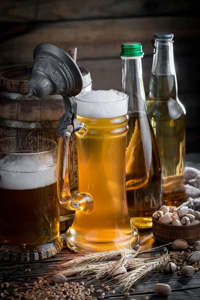 Легке Пиво Келиху Столі Композиції Аксесуарами Старому Фоні — стокове фото