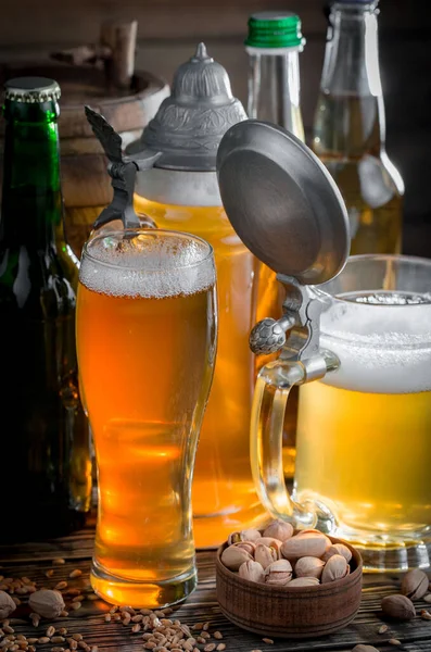 Bière Légère Dans Verre Sur Une Table Composition Avec Accessoires — Photo