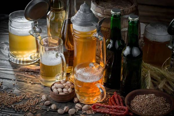 Bière Légère Dans Verre Sur Une Table Composition Avec Accessoires — Photo