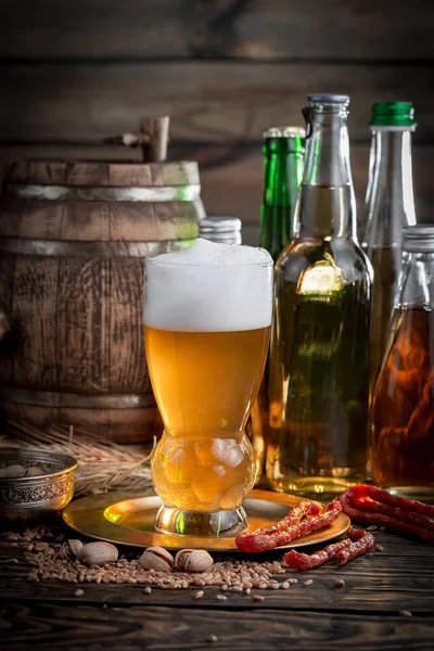 Cerveza Ligera Vaso Sobre Una Mesa Composición Con Accesorios Sobre — Foto de Stock