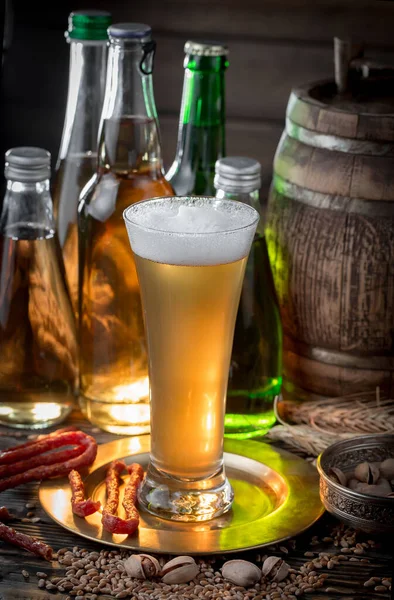 Leichtes Bier Glas Auf Einem Tisch Komposition Mit Accessoires Auf — Stockfoto