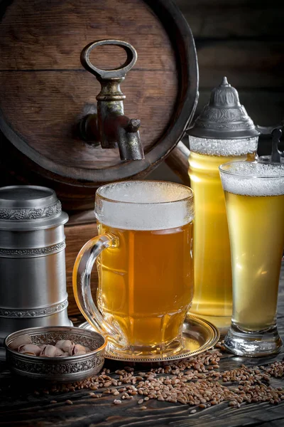 Легке Пиво Келиху Столі Композиції Аксесуарами Старому Фоні — стокове фото