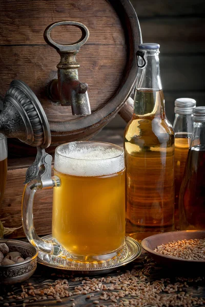 Bière Légère Dans Verre Sur Une Table Composition Avec Accessoires — Photo