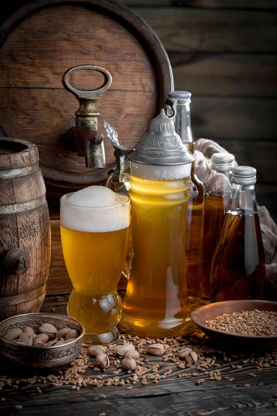Cerveja Leve Copo Uma Mesa Composição Com Acessórios Velho Contexto — Fotografia de Stock