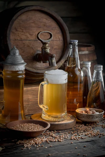 Cerveza Ligera Vaso Sobre Una Mesa Composición Con Accesorios Sobre — Foto de Stock