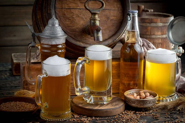 Leichtes Bier Glas Auf Einem Tisch Komposition Mit Accessoires Auf — Stockfoto