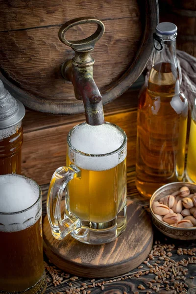 Bière Légère Dans Verre Sur Une Table Composition Avec Accessoires — Photo