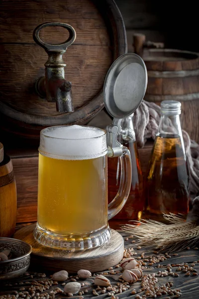 Cerveja Leve Copo Uma Mesa Composição Com Acessórios Velho Contexto — Fotografia de Stock