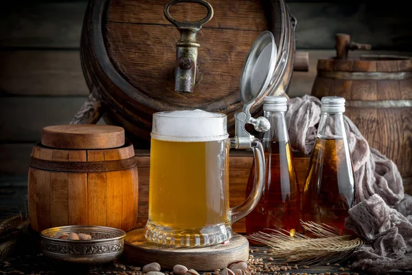 Cerveza Ligera Vaso Sobre Una Mesa Composición Con Accesorios Sobre — Foto de Stock