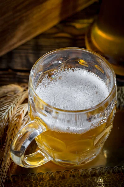 Birra Leggera Bicchiere Tavolo Composizione Con Accessori Uno Sfondo Vecchio — Foto Stock