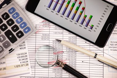 Eskimiş bir arka planda kakao çekirdeği ve fındıklı siyah çikolata..