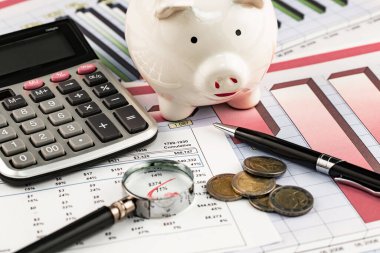 Ofiste, masada iş yapmak için aksesuarlar.