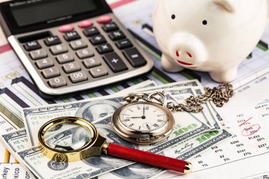 Ofiste, masada iş yapmak için aksesuarlar.