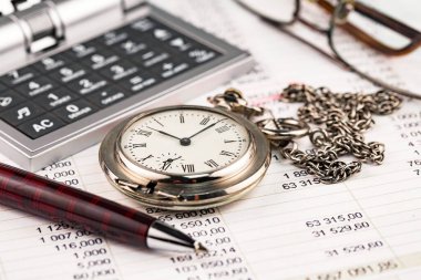 Ofiste, masada iş yapmak için aksesuarlar.