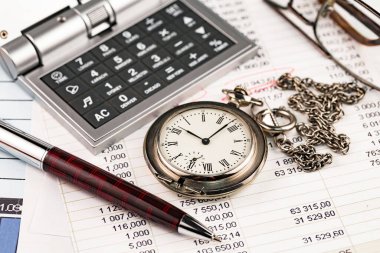 Ofiste, masada iş yapmak için aksesuarlar.