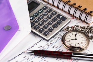 Ofiste, masada iş yapmak için aksesuarlar.