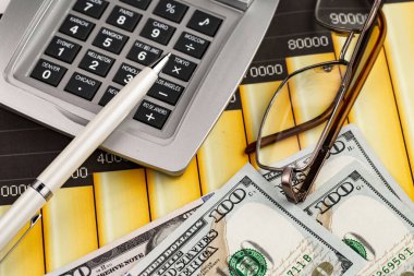 Ofiste, masada iş yapmak için aksesuarlar.