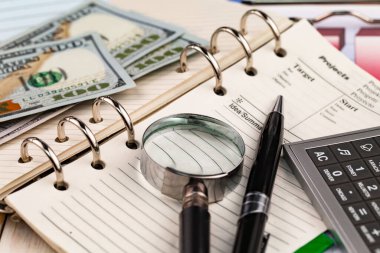 Ofiste, masada iş yapmak için aksesuarlar.