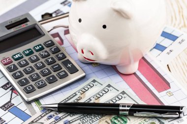 Ofiste, masada iş yapmak için aksesuarlar.