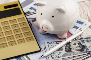 Ofiste, masada iş yapmak için aksesuarlar.