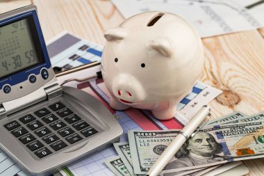 Ofiste, masada iş yapmak için aksesuarlar.