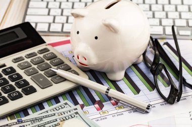 Ofiste, masada iş yapmak için aksesuarlar.